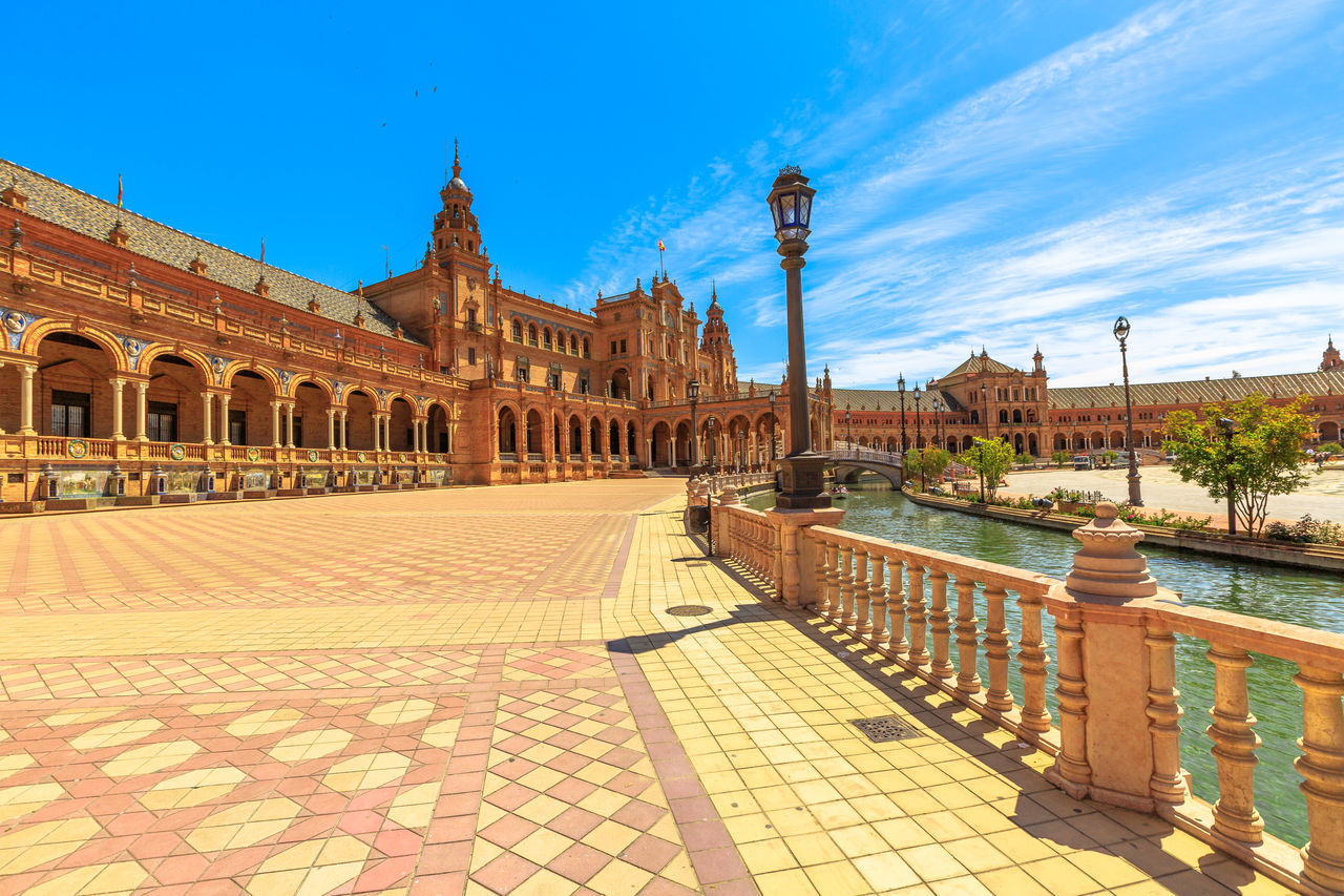 VIEW OF HISTORICAL BUILDING AGAINST BLUE SKY IN CITY