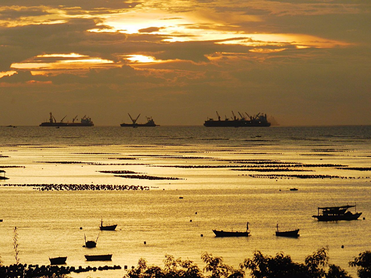 BOATS SAILING ON SEA AGAINST SKY DURING SUNSET