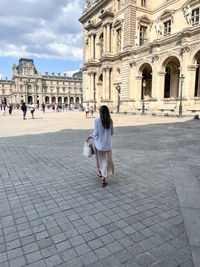 Strolling around the louvre 