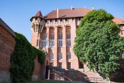 Low angle view of historic building against sky hochsaal deutsch ritter orden marienburg