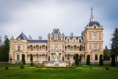 Building against cloudy sky - hermesvilla