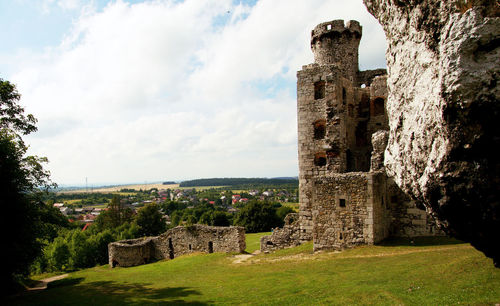 Old ruin building against cloudy sky