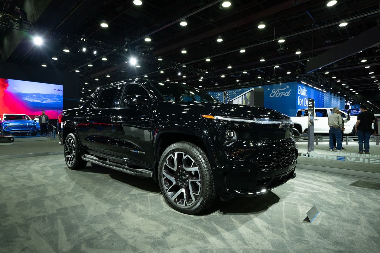 car, vehicle, auto show, land vehicle, mode of transportation, transportation, exhibition, automobile, motor vehicle, range rover, sport utility vehicle, luxury vehicle, night, indoors, illuminated