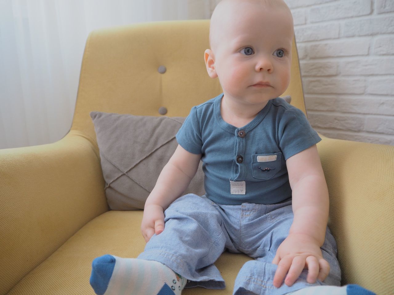 sofa, sitting, baby, childhood, living room, indoors, home interior, one person, babies only, domestic life, people, portrait, babyhood, day, adult