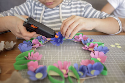 Kids create easter flower wreath in pastel colors using an upcycled egg trail. zero waste lifestyle