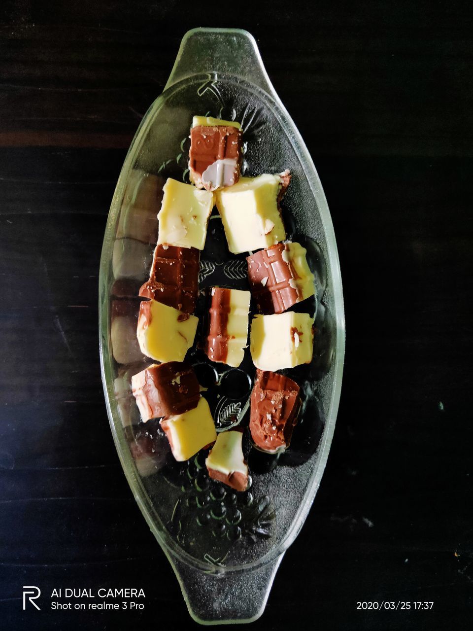 DIRECTLY ABOVE SHOT OF FRUITS SERVED IN BOWL ON TABLE