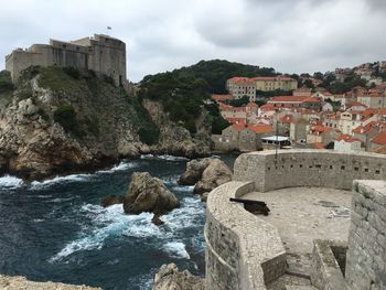 Fort lovrijenac by sea against sky