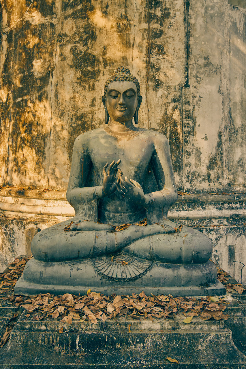 STATUE OF CARVINGS ON WALL