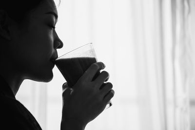 Close-up of man holding coffee cup