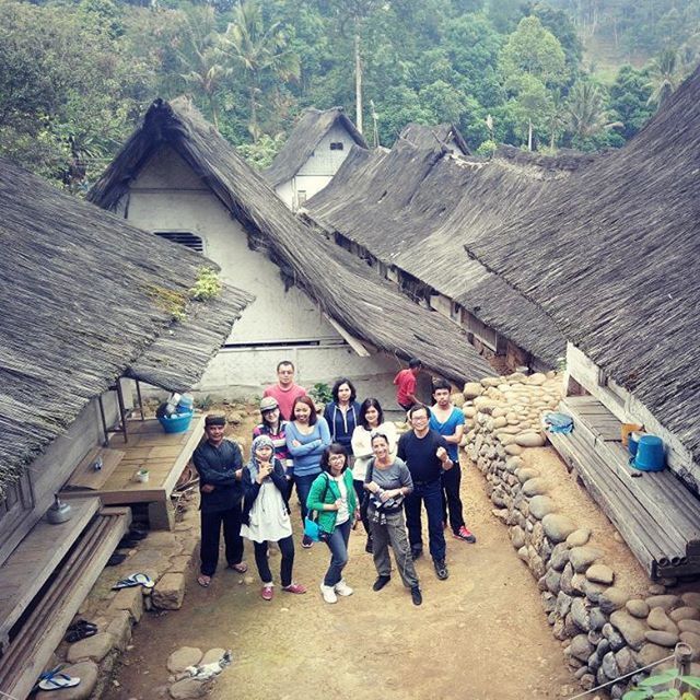 HIGH ANGLE VIEW OF PEOPLE ON HOUSE