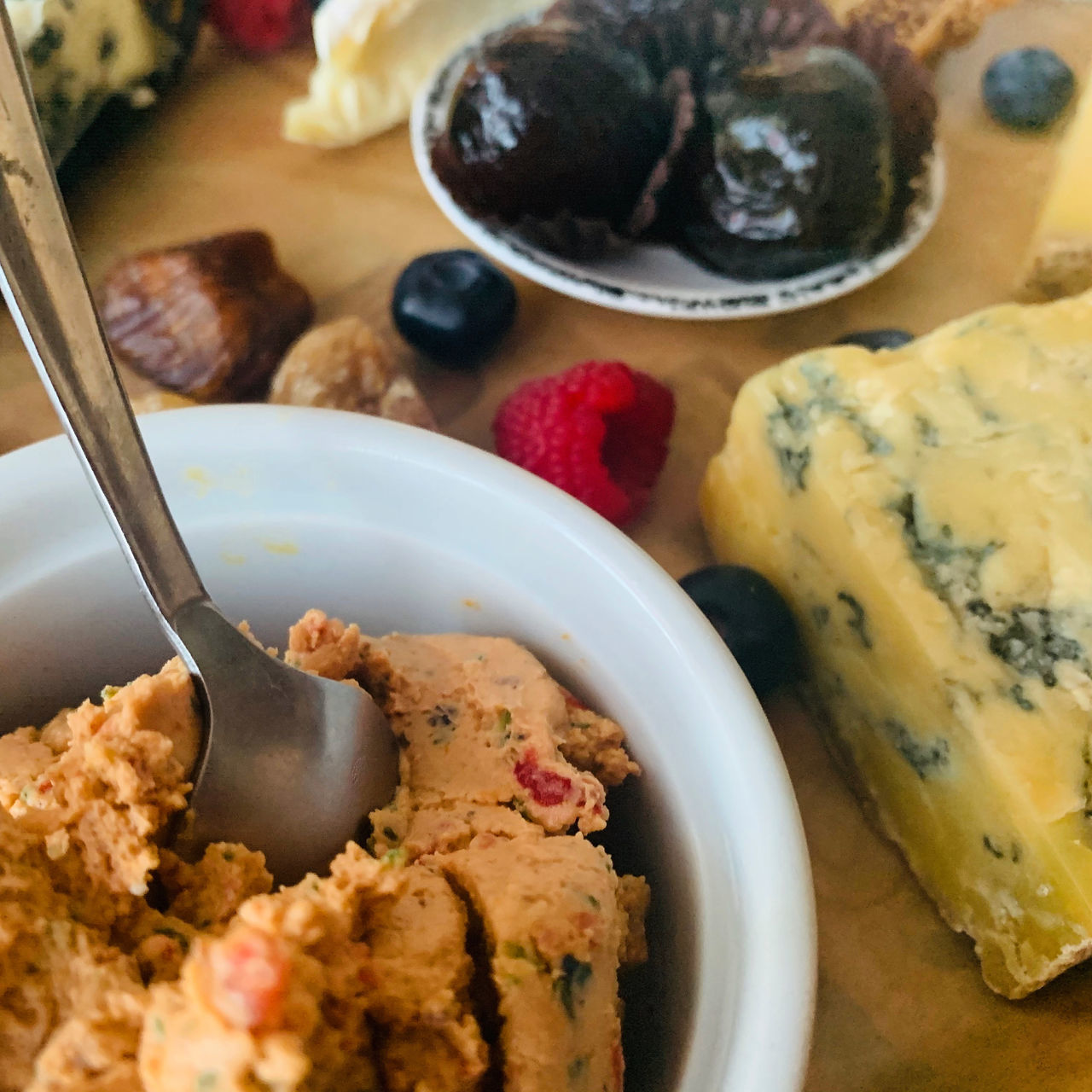 HIGH ANGLE VIEW OF BREAKFAST SERVED IN BOWL