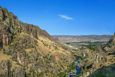 Mountain landscape along the kura river on the way to vardzia, georgia