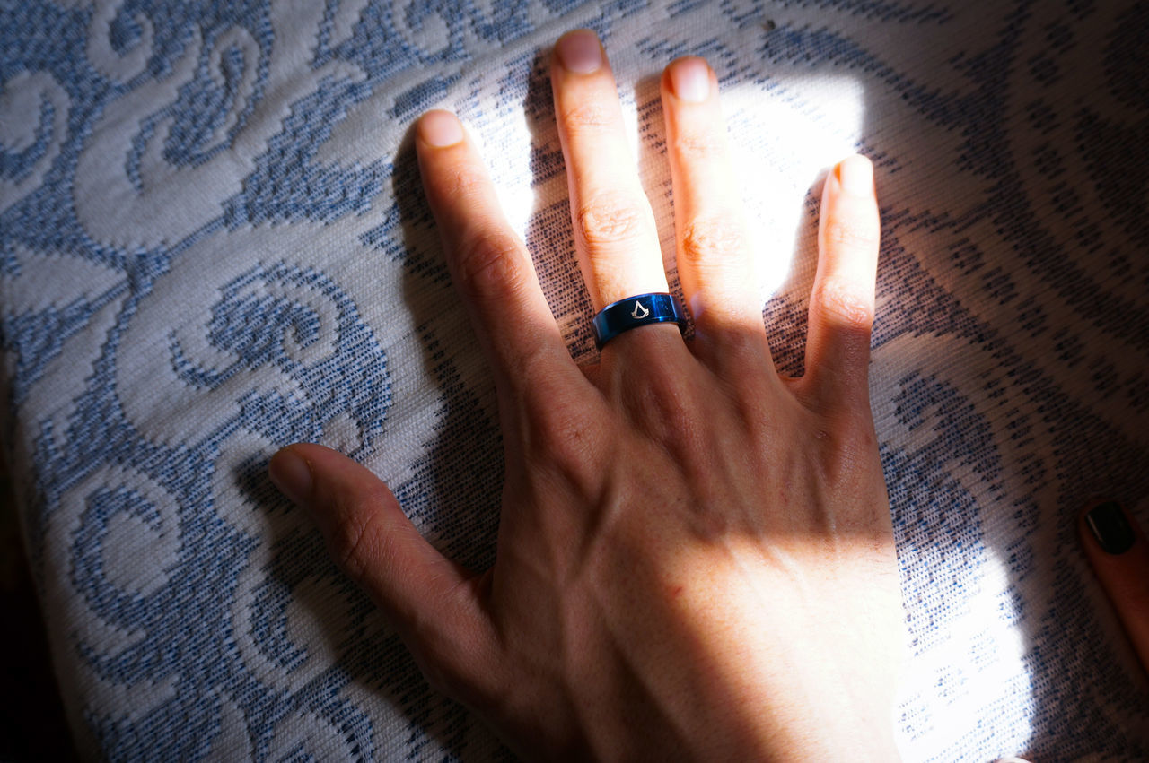 CLOSE-UP OF WOMAN HAND WITH TATTOO ON HUMAN FINGER