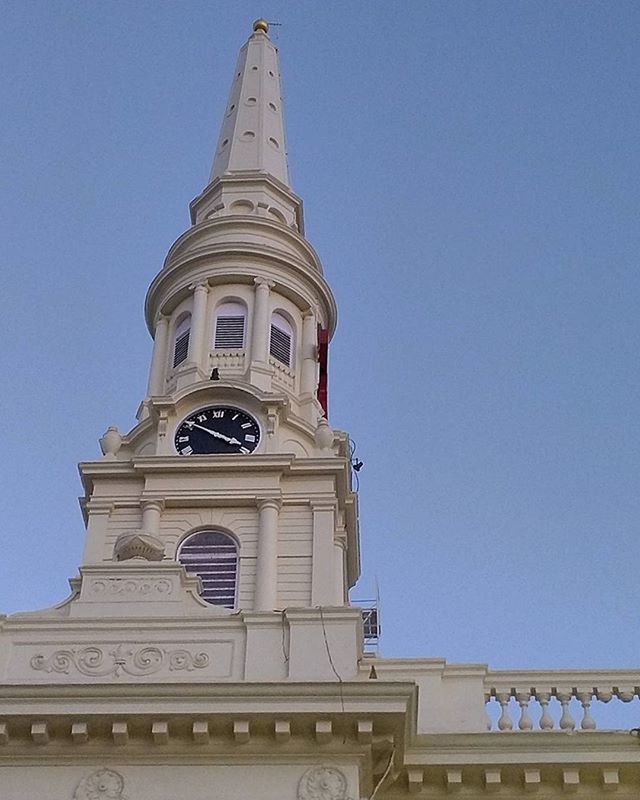 architecture, built structure, low angle view, building exterior, clear sky, clock tower, blue, tower, famous place, copy space, religion, place of worship, travel destinations, clock, history, church, tall - high, international landmark, travel