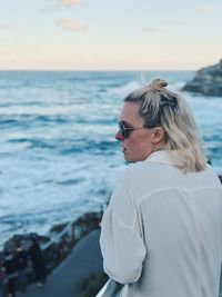 Side view of young woman looking at sea