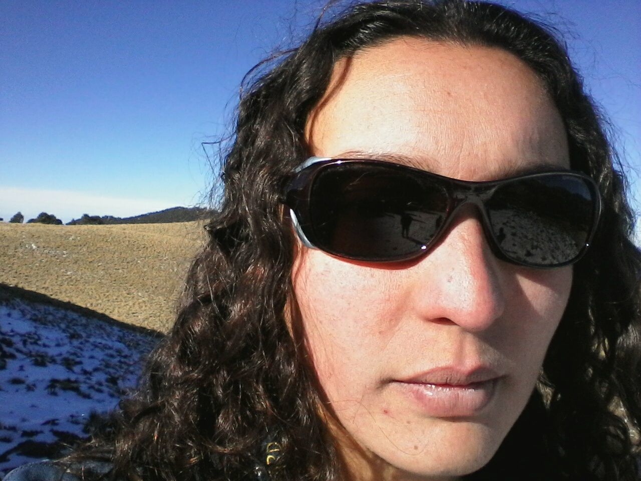 CLOSE-UP PORTRAIT OF YOUNG WOMAN WEARING SUNGLASSES