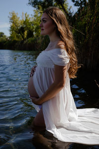 Maternity shoot in the water