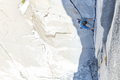 Climber lead climbing changing corners on the nose, yosemite, capitan