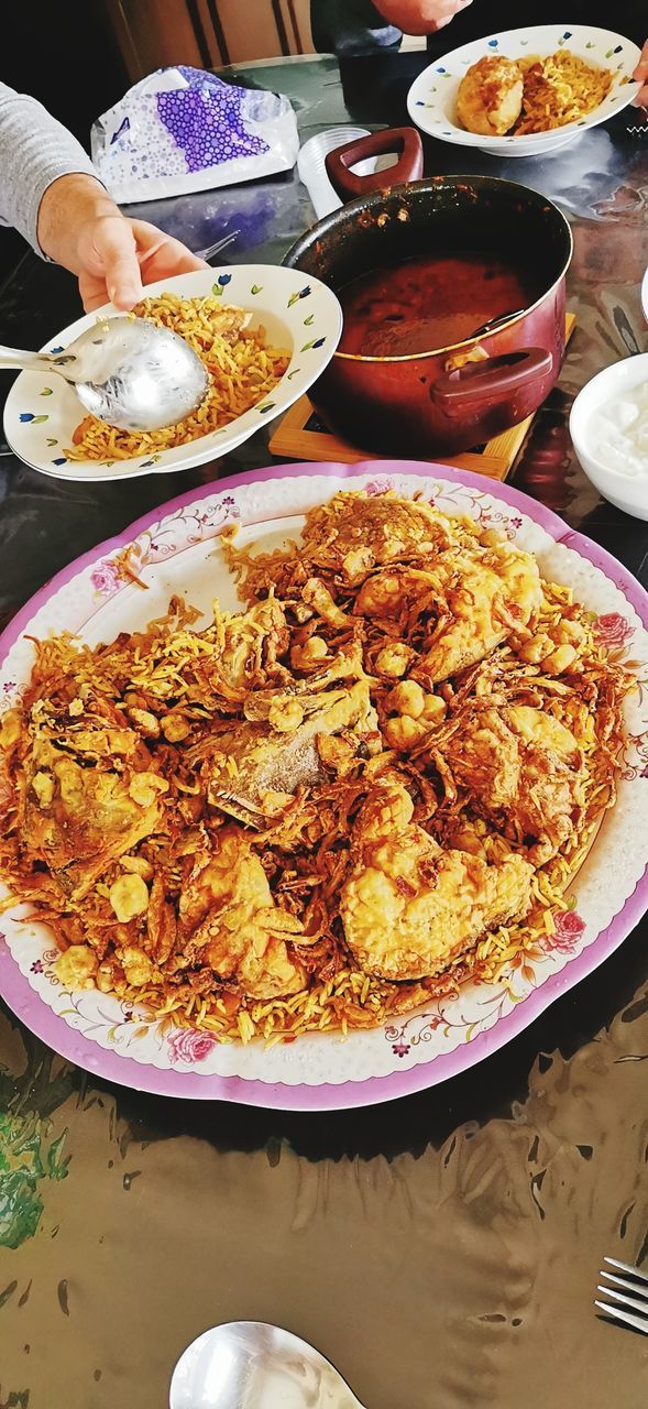 HIGH ANGLE VIEW OF FOOD IN PLATE ON TABLE