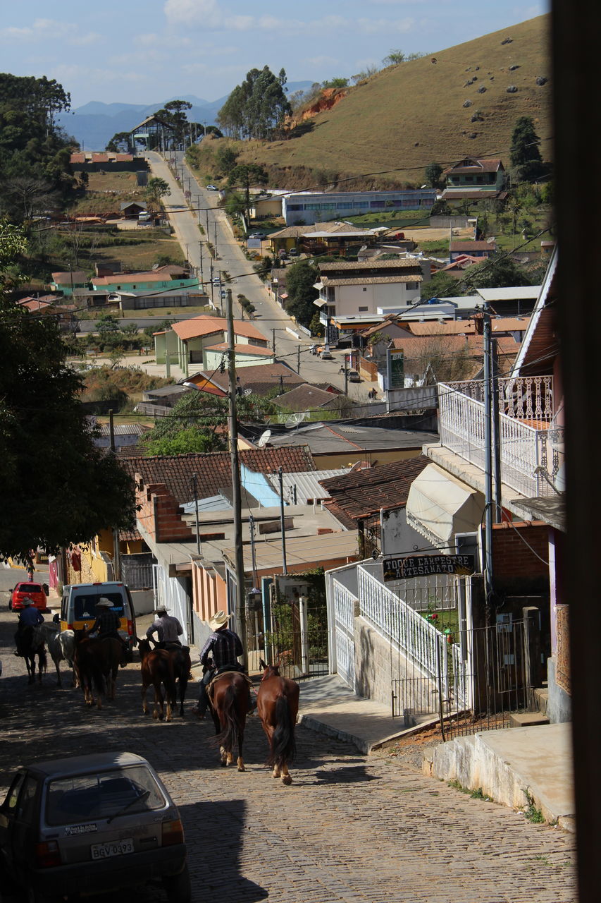 HOUSES BY BUILDINGS IN CITY