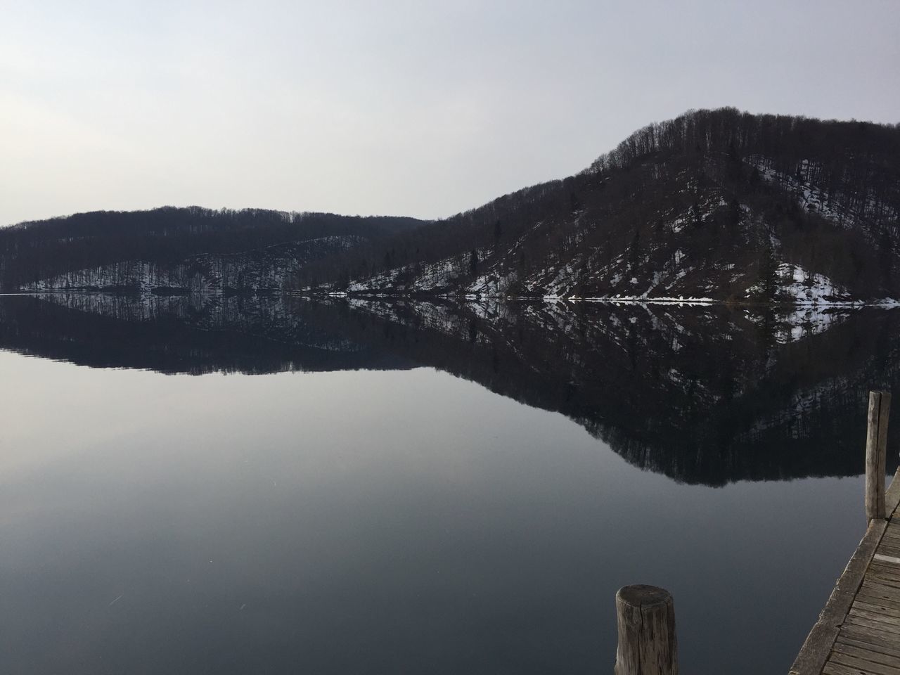 water, tranquil scene, mountain, tranquility, lake, reflection, scenics, beauty in nature, nature, clear sky, mountain range, sky, idyllic, standing water, calm, non-urban scene, landscape, outdoors, day, tree