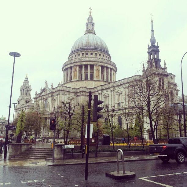 building exterior, architecture, built structure, car, city, famous place, dome, transportation, travel destinations, land vehicle, street, incidental people, travel, clear sky, capital cities, international landmark, road, tourism, church, mode of transport