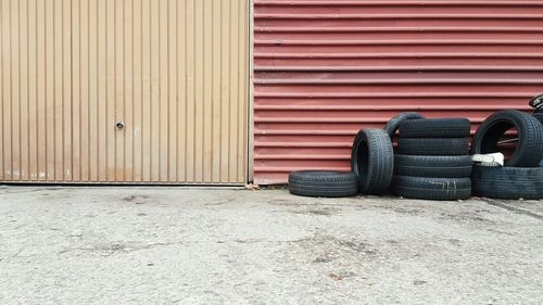 Tires against metallic wall