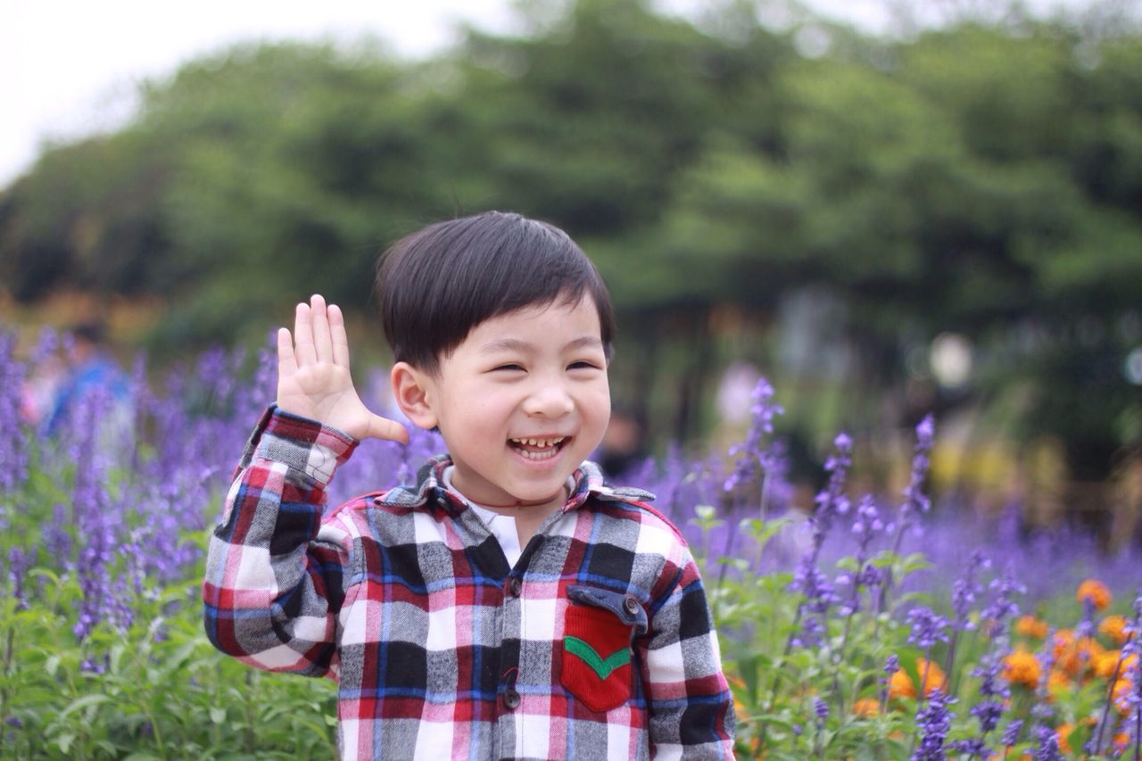 childhood, person, lifestyles, elementary age, leisure activity, casual clothing, boys, focus on foreground, smiling, happiness, girls, innocence, cute, front view, portrait, looking at camera, waist up, togetherness