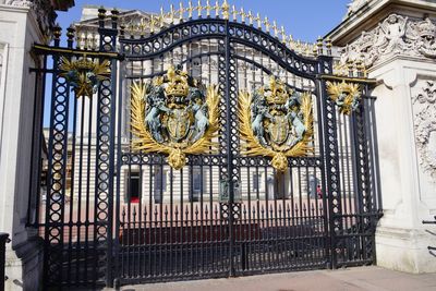 Closed gate of buckingham palace