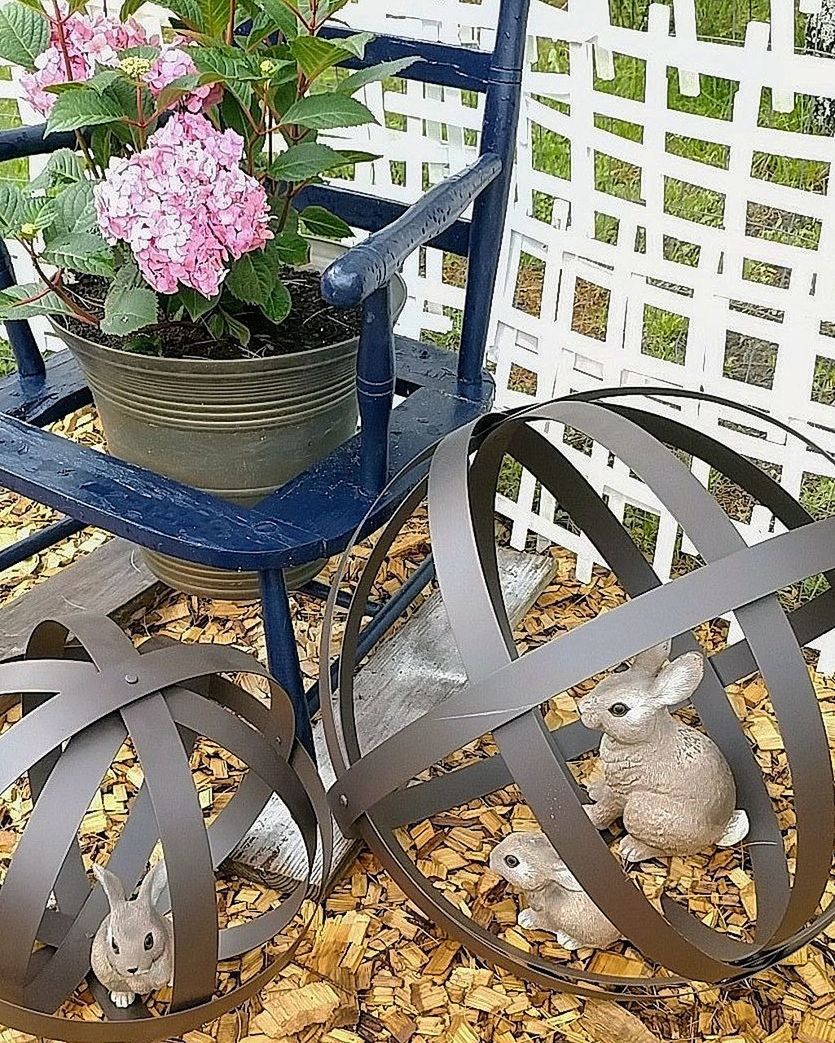 CLOSE-UP OF PLANTS ON TABLE