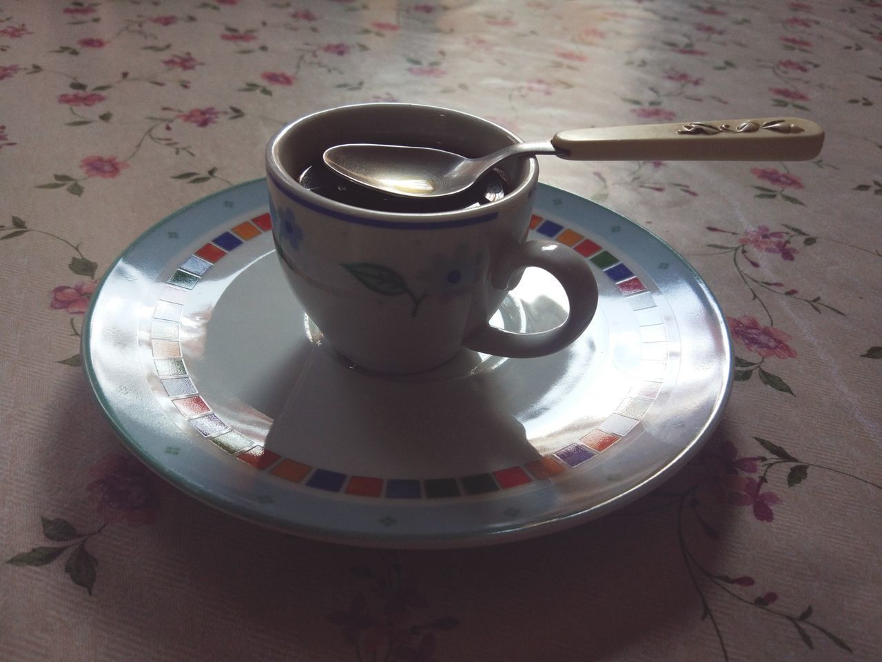 HIGH ANGLE VIEW OF COFFEE ON TABLE IN PLATE