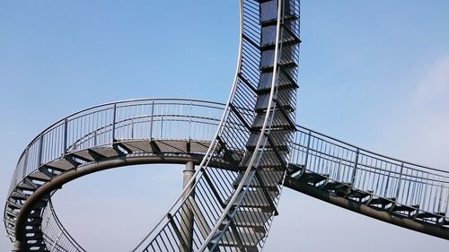 Low angle view of tiger and turtle against clear sky