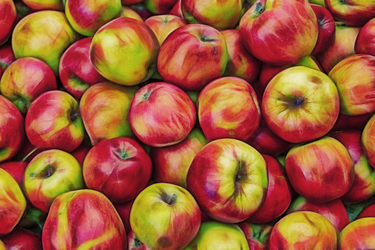 FULL FRAME SHOT OF APPLES AT MARKET STALL