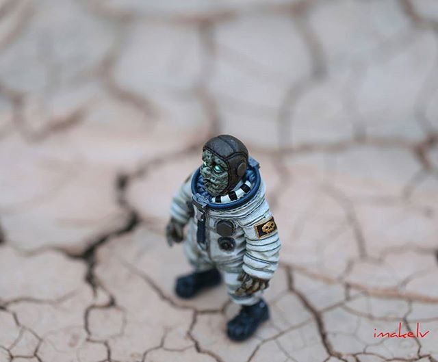 close-up, focus on foreground, metal, high angle view, still life, selective focus, day, single object, no people, outdoors, pattern, wall - building feature, insect, hanging, metallic, part of, protection, black color, man made object