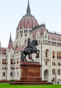 Statue of historic building against sky