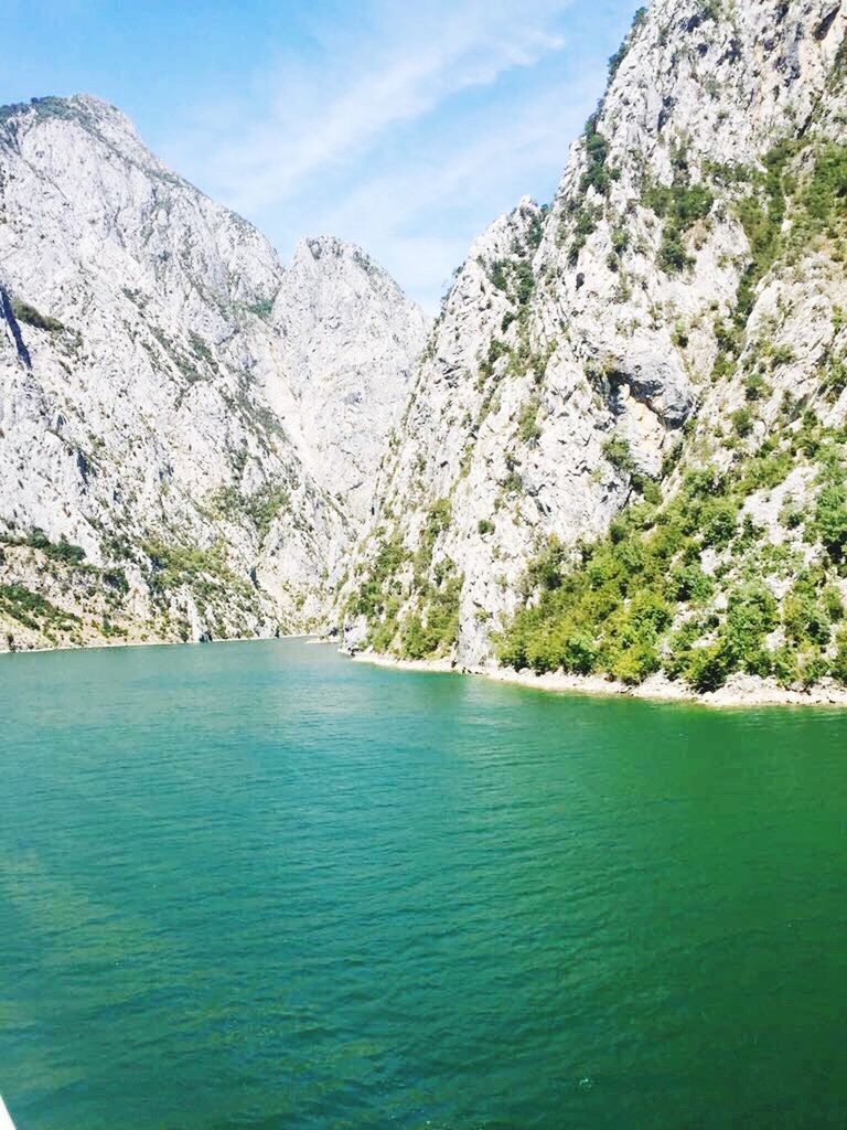 SCENIC VIEW OF LAKE AMIDST MOUNTAINS AGAINST SKY