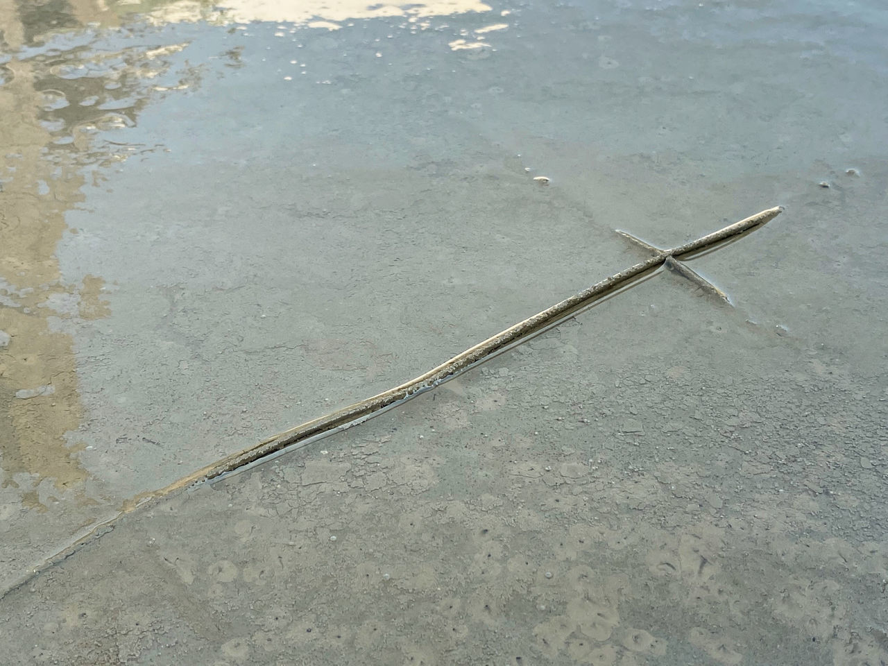 HIGH ANGLE VIEW OF WET TIRE ON STREET