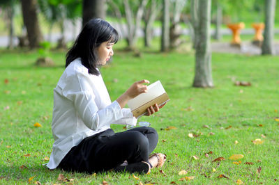 Young woman sitting on field