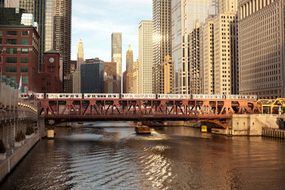 Train over the chicago river on wells street, chicago, illinois, usa