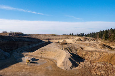 Baumaschinen in der kiesgrube am arbeiten. construction machinery at work in the gravel pit