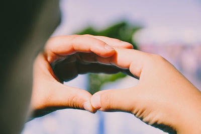 Close-up of hand holding leaf