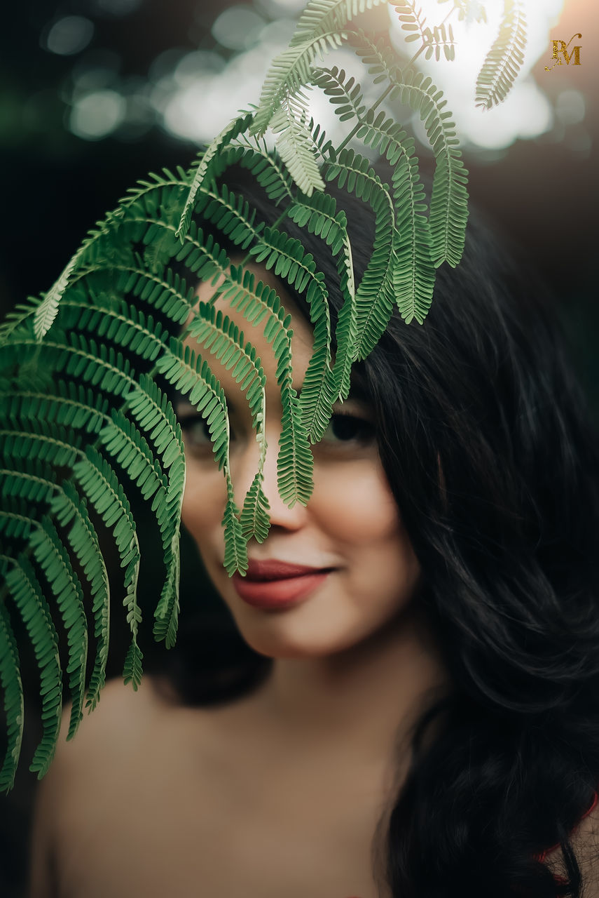 CLOSE-UP PORTRAIT OF A WOMAN IN A BEAUTIFUL YOUNG