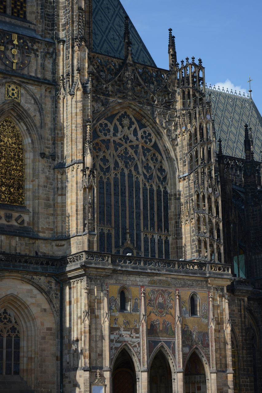 LOW ANGLE VIEW OF HISTORICAL BUILDING