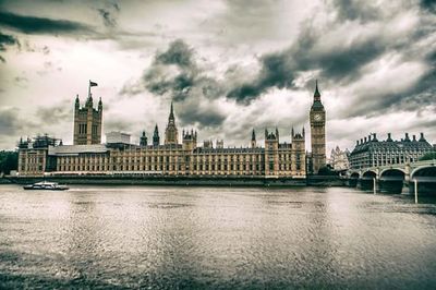 Big ben against cloudy sky