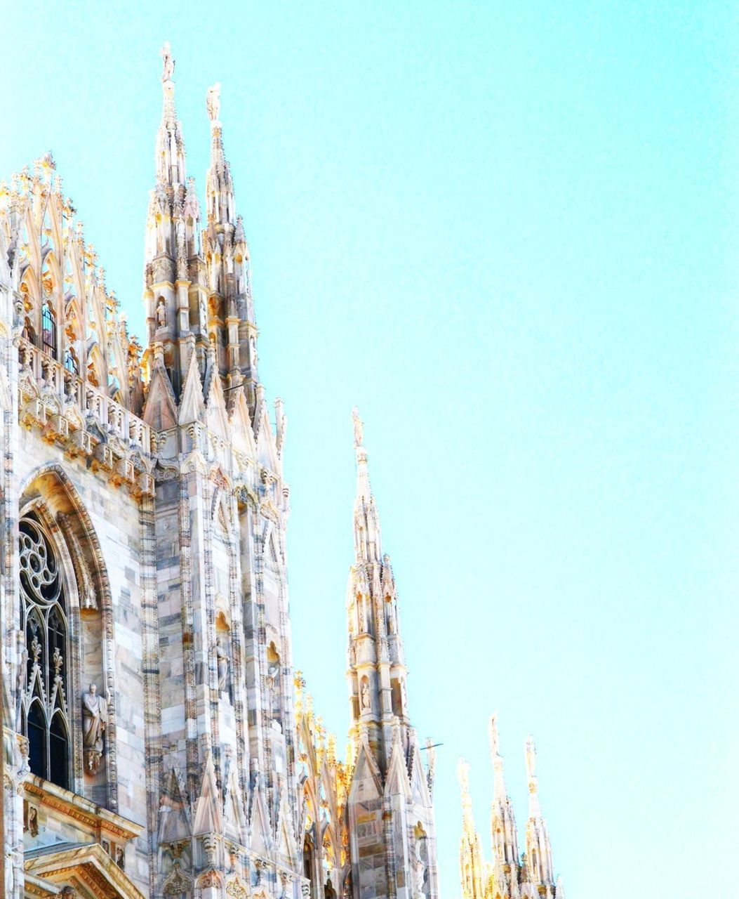 architecture, religion, building exterior, place of worship, built structure, clear sky, spirituality, church, cathedral, low angle view, famous place, copy space, travel destinations, history, international landmark, travel, steeple, blue