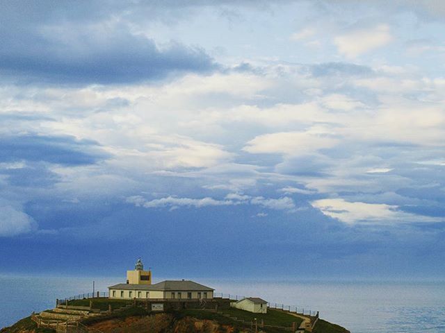 sky, cloud - sky, built structure, architecture, building exterior, cloudy, sea, cloud, scenics, nature, weather, beauty in nature, tranquility, water, tranquil scene, horizon over water, day, outdoors, house, overcast