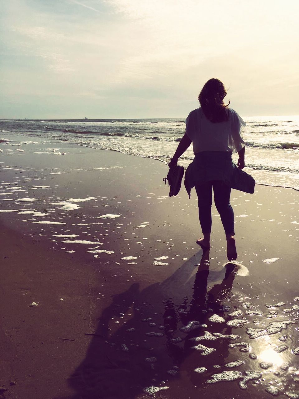 sea, beach, water, horizon over water, shore, leisure activity, lifestyles, sky, sand, standing, full length, sunset, vacations, men, rear view, silhouette, scenics