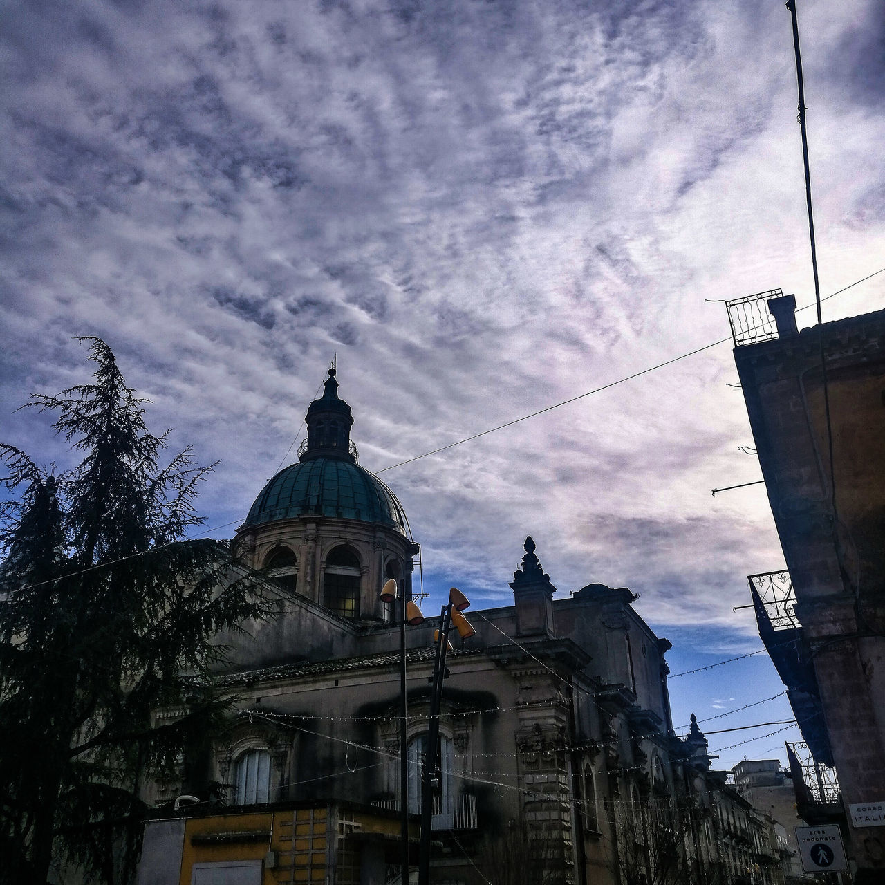 LOW ANGLE VIEW OF BUILDINGS IN CITY AGAINST SKY