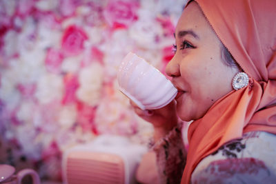 Portrait of woman drinking glass