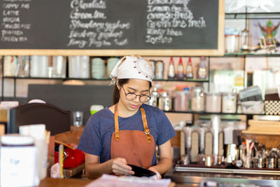 Waitress cleaning plate at cafe